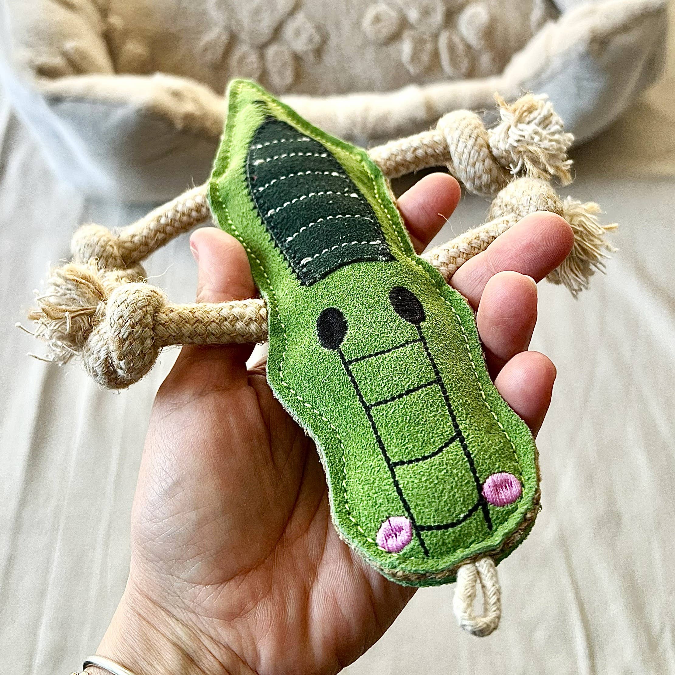 KROKODYL – zabawka dla psa z naturalnego zamszu 🐊