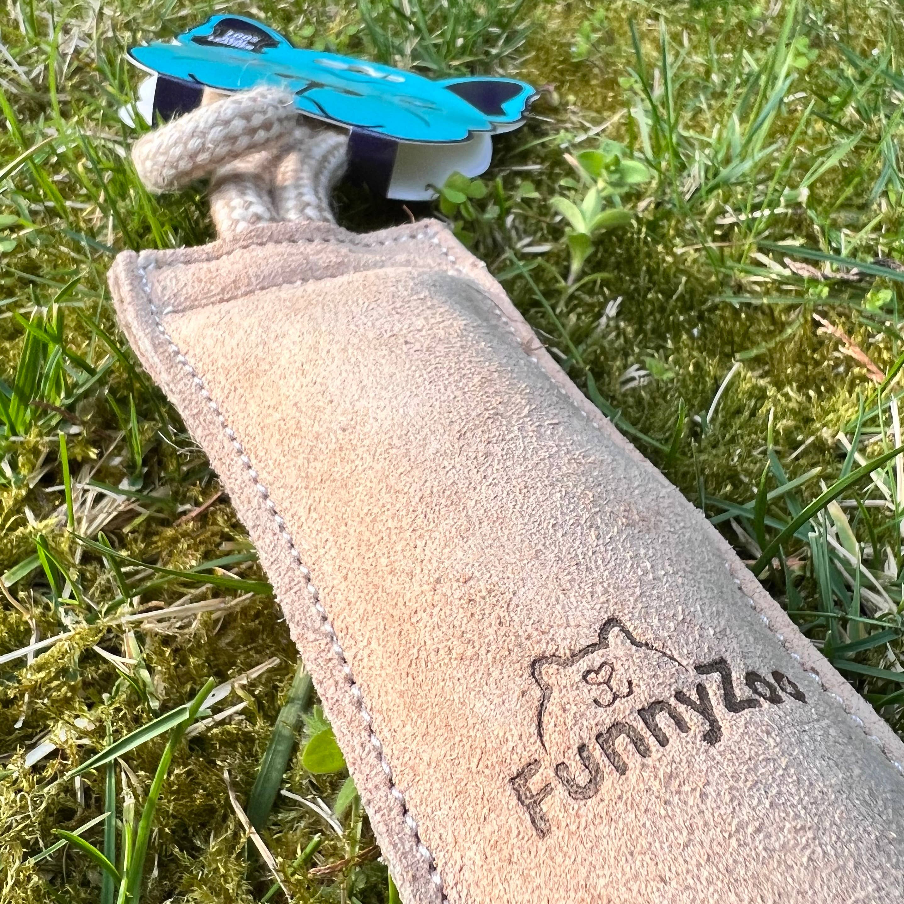 SUEDE CUFF – naturalna zamszowa rękawica z liną dla psa 🐾