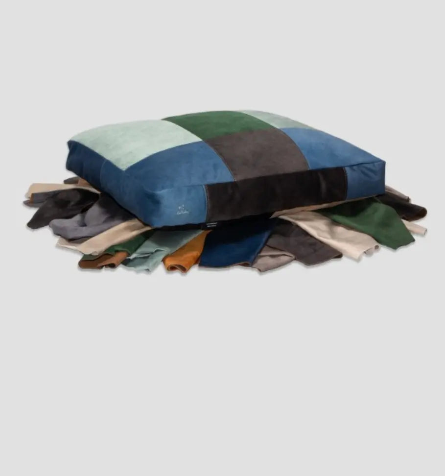 Navajo - Legowisko dla psa z upcyclingu – unikatowy patchwork z tkanin welurowych roz. S